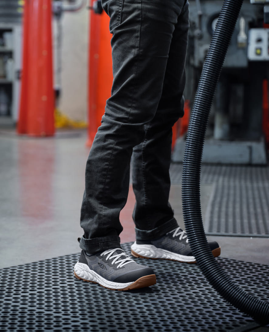 Men's Arvada Shift Work Sneaker (Carbon Toe) Martini Olive/Black / Keen Online
